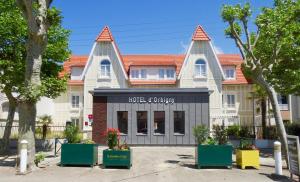 um edifício com duas torres em cima em Boutique Hôtel d'Orbigny Chatelaillon - La Rochelle em Châtelaillon-Plage