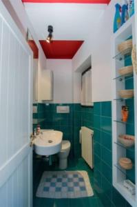 Un baño con un lavabo blanco y un inodoro. en Villetta Elise, en Padenghe sul Garda