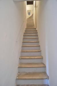 una scala che porta a un muro bianco di B&B Murex a Bari