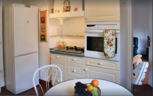 - une cuisine avec une table et un bol de fruits dans l'établissement MAISON EMILIE, à Le Touquet-Paris-Plage