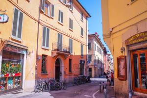 una strada con edifici e biciclette parcheggiate sulla strada di Juli's guest house a Bologna