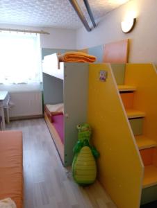 um quarto com um beliche e um armário amarelo em Apartmán Pavla em Ostružná