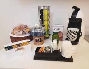 een aanrecht met een koffiezetapparaat en andere artikelen bij Agorà Mura Greche B&b in Napels