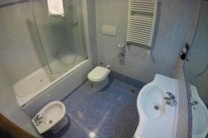 Koupelna v ubytování Albergo Ristorante Uliveto