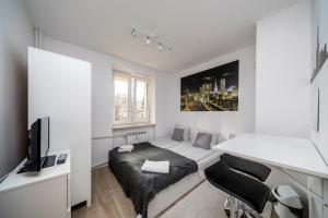 ワルシャワにある6 Cities Roomsのベッドルーム1室(ベッド1台、デスク、椅子付)