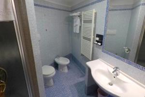 Koupelna v ubytování Albergo Ristorante Uliveto