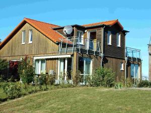 Una casa con un balón de fútbol encima. en Haus Solvig, en Fehmarn