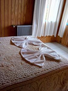 A bed or beds in a room at Pousada Fazenda A CASA DO MORRO