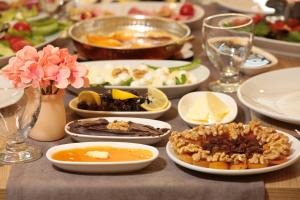 una tavola con piatti di cibo su un tavolo di SAFRAN GERMİA PALaS a Bostanbükü