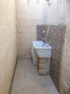 bagno con lavandino e doccia di Casa Nina by RENTHOUSESALENTO - a 50 m dal mare a San Foca