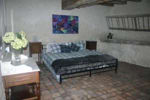 Ein Bett oder Betten in einem Zimmer der Unterkunft L'ancienne cave
