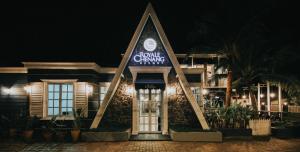een gebouw met een bord dat slangendansen 's nachts leest bij Royale Chenang Resort in Pantai Cenang