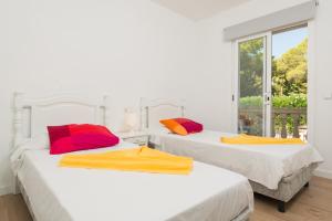 A bed or beds in a room at Holiday apartament with direct access to the beach in Alcudia