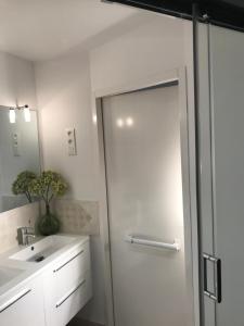 Koupelna v ubytování Chambre Familiale du Couvent + 21 fotografií