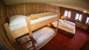 an overhead view of two bunk beds in a room at Gästehaus Auer in Sankt Leonhard im Pitztal