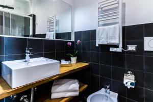 A bathroom at OTTO Rooms & Photogallery