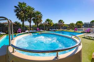 Piscine de l'établissement Chambre d'Hôtes Domaine Le Castagné ou située à proximité