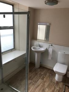 W łazience znajduje się toaleta, umywalka i prysznic. w obiekcie Whisky Capital Inn w mieście Dufftown