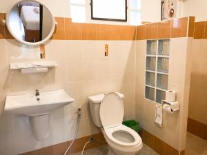 łazienka z toaletą i umywalką w obiekcie Na Soi 5 Chiangkhan w mieście Chiang Khan