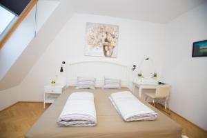 Pokój z łóżkiem z 2 poduszkami w obiekcie Vienna Hotspot w Wiedniu