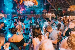 uma multidão de pessoas numa festa num bar em Frendz Hostel Boracay em Boracay