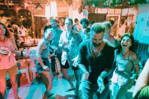 un grupo de personas de pie alrededor en una fiesta en Frendz Hostel Boracay, en Boracay
