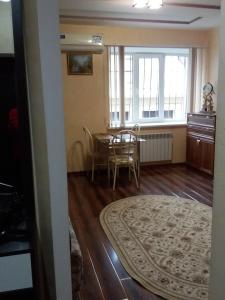 エッセントゥキにあるOrdzhonikidze Street Apartmentのキッチン、ダイニングルーム(テーブル、椅子付)