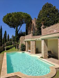 een zwembad in de tuin van een huis bij Villa di Cabbiavoli in Castelfiorentino