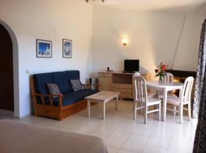 a living room with a couch and a table at Turiquintas in Armação de Pêra