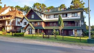 una casa grande al lado de una calle en Complejo Frente al Golf, en Pinamar