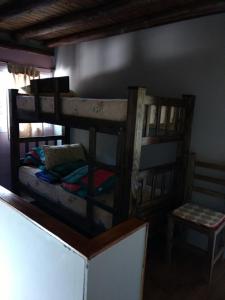 Habitación con 2 literas y 1 silla en Ayres de Vistalba en Ciudad Lujan de Cuyo