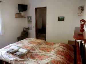 a bedroom with a bed with towels on it at Casa das Palmeiras in Aljezur