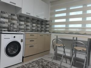a kitchen with a washing machine and a sink at Moonlight pansiyon in Erzincan