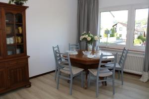 a dining room with a table and chairs and a window at Happy Homes in Haiger in Haiger