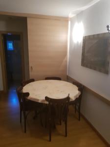 a dining room with a table and chairs at Apartaments Turistics Pirineu in Soldeu