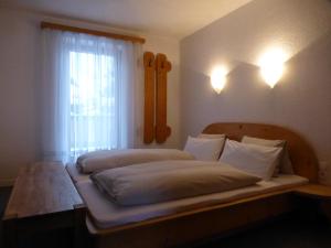 una camera da letto con due letti e una finestra di Apart Auszeit ad Arzl im Pitztal