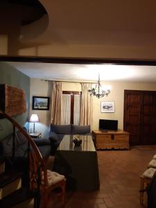 a living room with a couch and a table at Casa Rural El Arcediano in Baeza