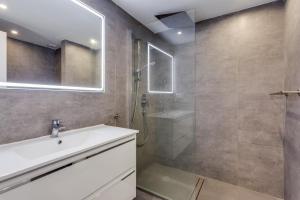 Kúpeľňa v ubytovaní by RIVA - Designer 1 Bedroom Apartment in the Centre of Marbella + 5 fotografií