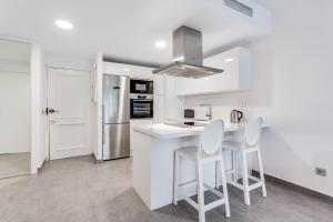 Kuchyňa alebo kuchynka v ubytovaní by RIVA - Designer 1 Bedroom Apartment in the Centre of Marbella