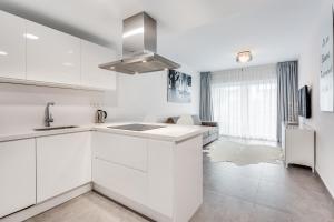 Kuchyňa alebo kuchynka v ubytovaní by RIVA - Designer 1 Bedroom Apartment in the Centre of Marbella