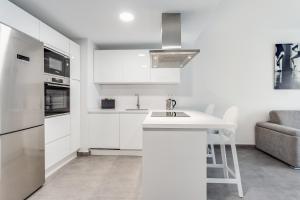 Kuchyňa alebo kuchynka v ubytovaní by RIVA - Designer 1 Bedroom Apartment in the Centre of Marbella