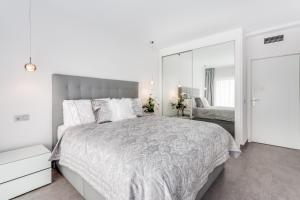 Posteľ alebo postele v izbe v ubytovaní by RIVA - Designer 1 Bedroom Apartment in the Centre of Marbella