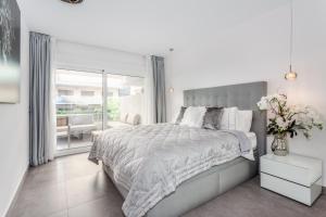 Posteľ alebo postele v izbe v ubytovaní by RIVA - Designer 1 Bedroom Apartment in the Centre of Marbella