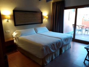 Postel nebo postele na pokoji v ubytování Beach Hotel Dos Mares