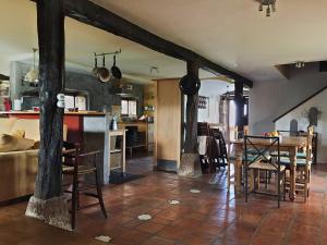 Una cocina y una sala de estar con mesa y sillas. en La Casa del Chileno, en Liérganes