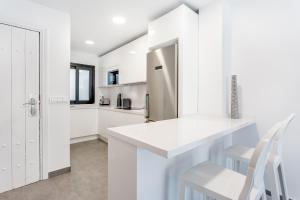 O bucătărie sau chicinetă la by RIVA - Beautiful 1 Bedroom Chic Apartment in Banus Gardens