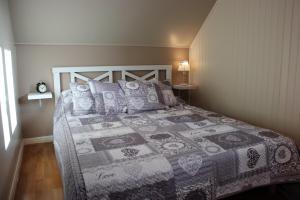 a bedroom with a bed with a quilt and pillows at Gîte Le Bon Normand in Ã‰tainhus +29 photos