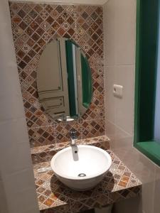 un bagno con lavandino e specchio di Rumah Jawa Guest House (Syariah) a Yogyakarta
