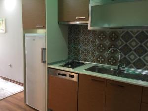 een keuken met een wastafel en een koelkast bij The Suites in Antalya