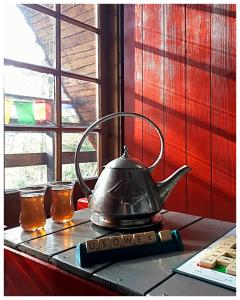 a tea kettle and two glasses of beer on a table at 'chata usÓwek' in Walim